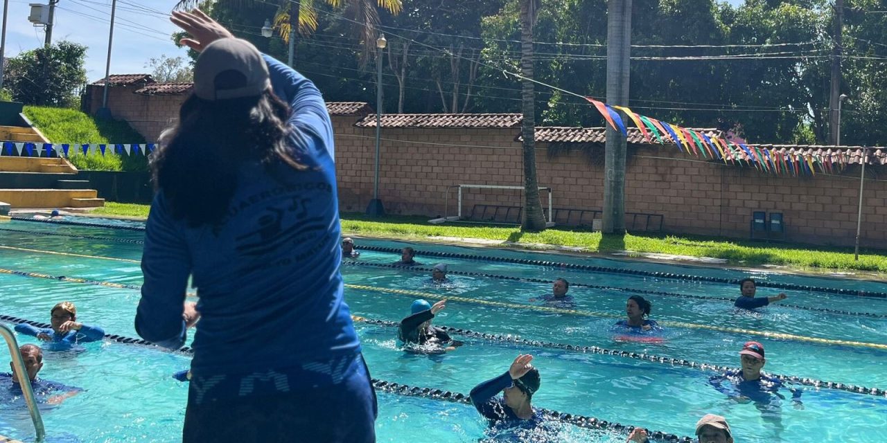 Clases de acuaeróbicos para adultos mayores en el parque acuático el cafetalón