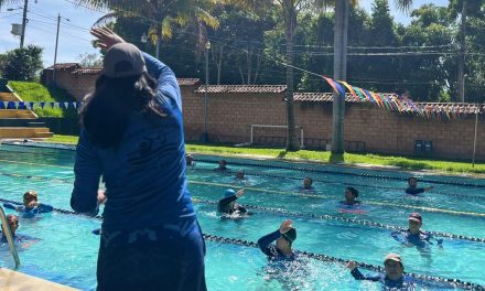 Clases de acuaeróbicos para adultos mayores en el parque acuático el cafetalón