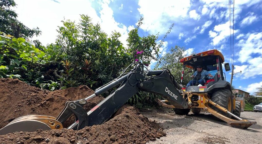 Seguimos apoyando con los trabajos de excavación para realizar la sustitución de las tuberías que ya cumplieron su vida útil