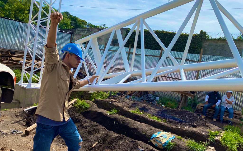 Alcalde Henry Flores supervisa avances de remodelación del parque San Antonio