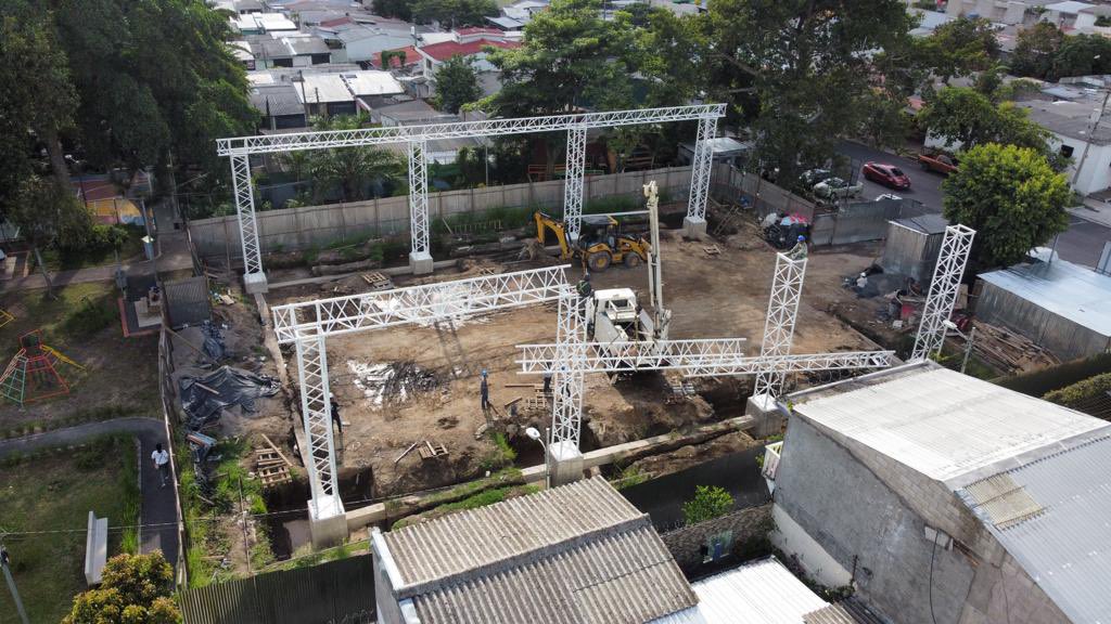 Alcalde Henry Flores supervisa avances de remodelación del parque San Antonio