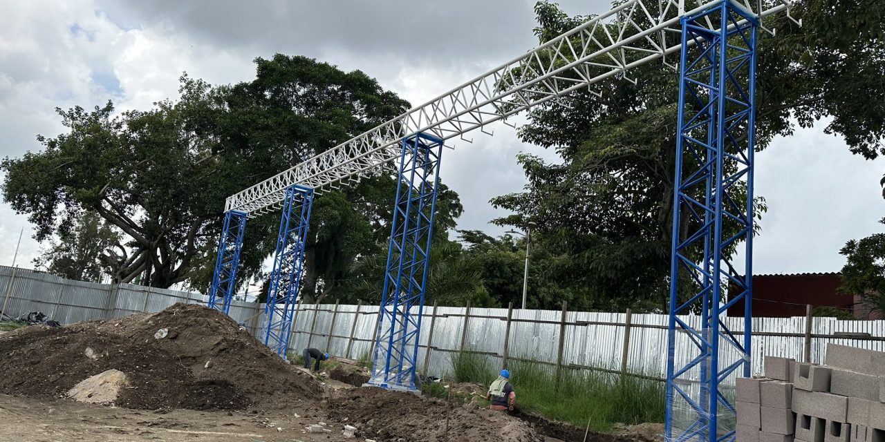 Alcalde Henry Flores supervisa avances de remodelación del parque San Antonio