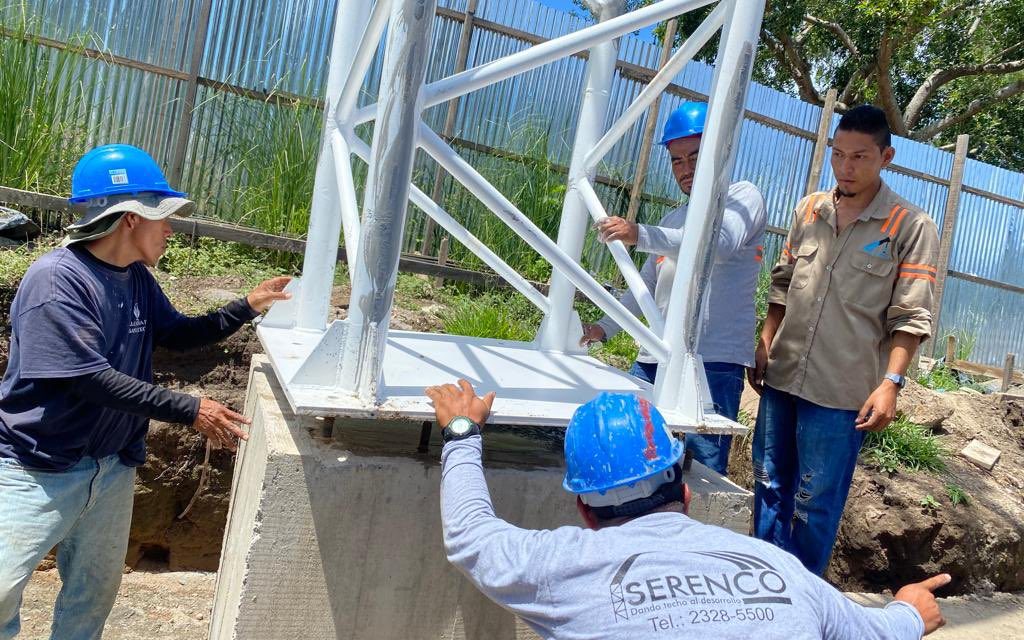 Alcalde Henry Flores supervisa avances de remodelación del parque San Antonio