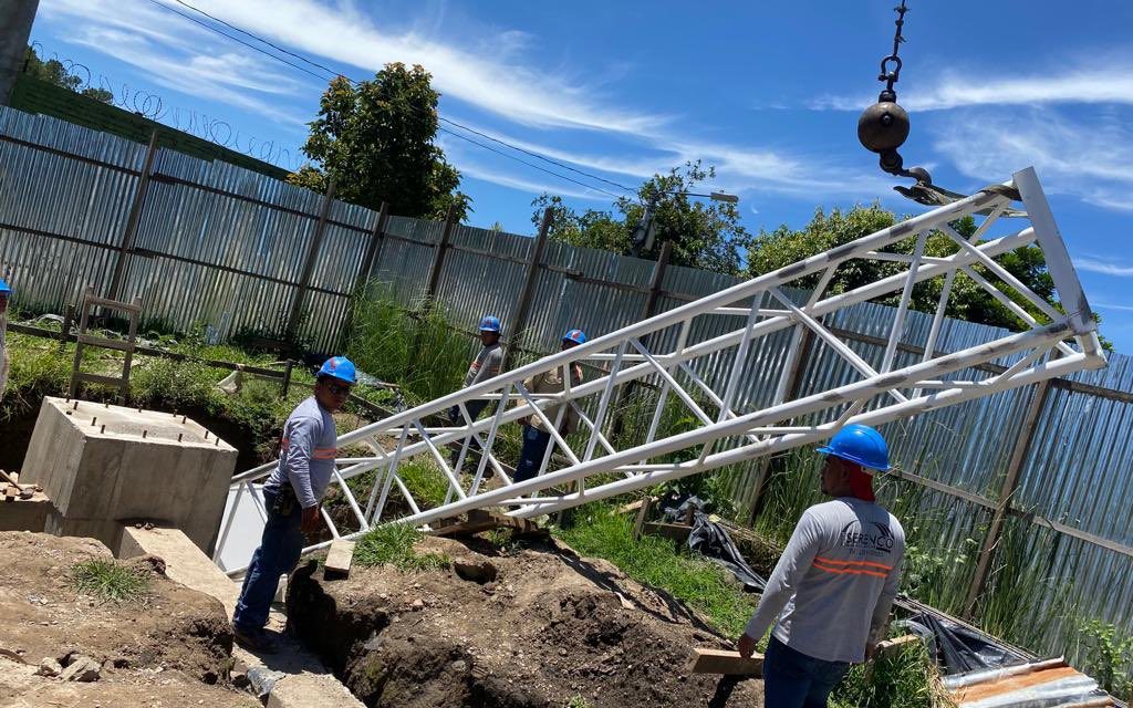 Alcalde Henry Flores supervisa avances de remodelación del parque San Antonio