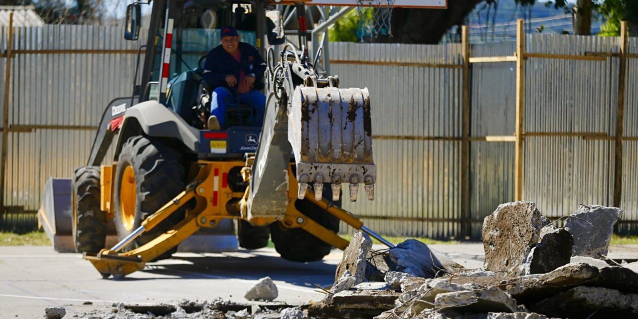 Alcalde Henry Flores supervisa avances de remodelación del parque San Antonio