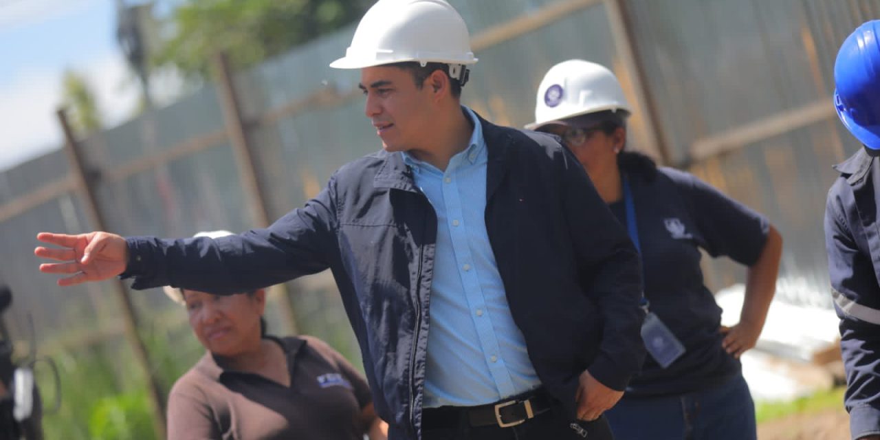 Alcalde Henry Flores supervisa avances de remodelación del parque San Antonio