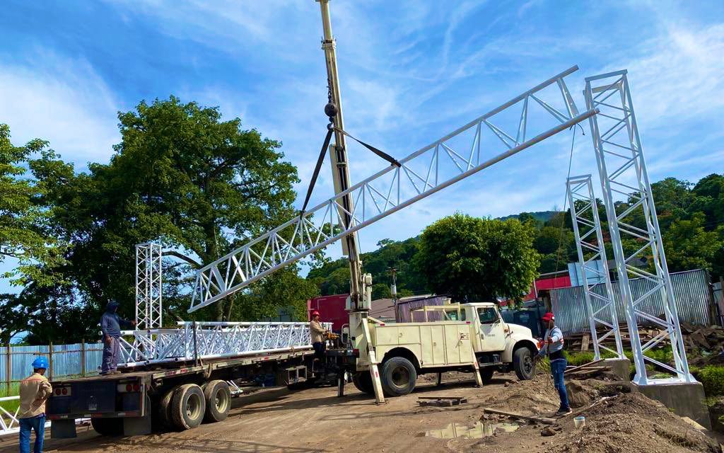 Alcalde Henry Flores supervisa avances de remodelación del parque San Antonio
