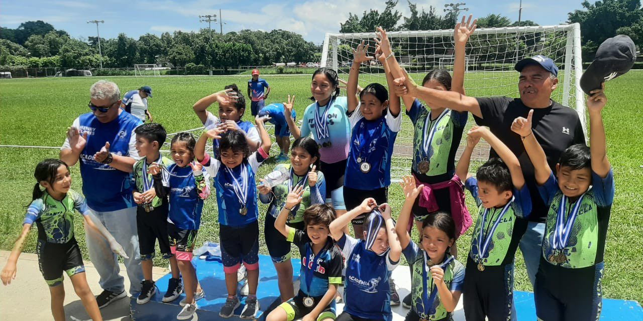 Alumnos de escuela municipal de patinaje ganan 7 medallas de oro en visita a festival de Soyapango