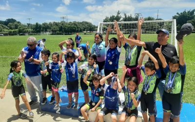 Alumnos de escuela municipal de patinaje ganan 7 medallas de oro en visita a festival de Soyapango