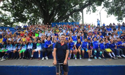Alcalde Henry Flores entrega más de 250 uniformes a escuelas municipales de fútbol y natación