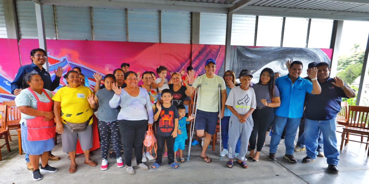 Alcalde Henry Flores entrega materiales de construcción a familias vulnerables de cantones y comunidades