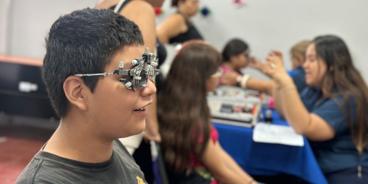 Más de 100 pares de lentes son entregados gratis a niños tecleños