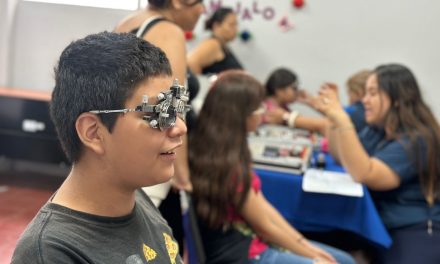 Más de 100 pares de lentes son entregados gratis a niños tecleños