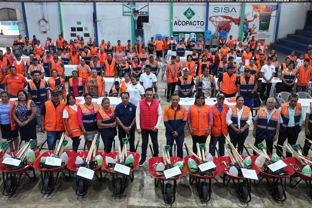 Alcalde Henry Flores juramenta a comisiones comunales de Protección Civil en La Libertad Sur